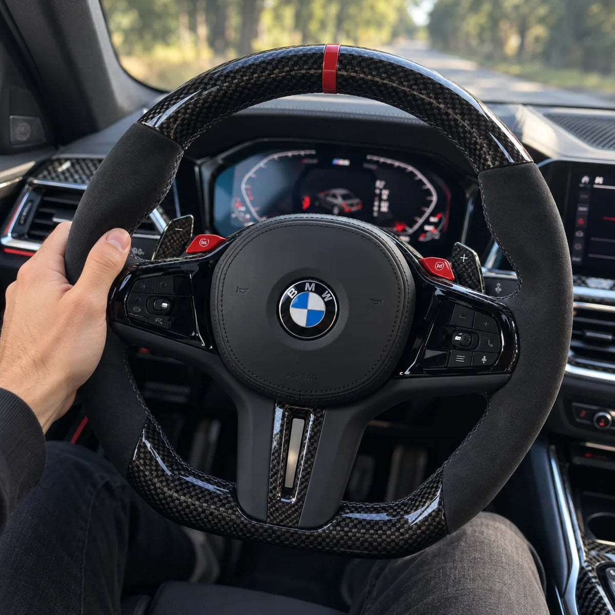 Main posée sur la prise, jonction entre le carbone et le côté en alcantara, BMW M3 G80