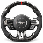 Version cuir perforé noir du même volant, haut et bas en carbone brillant, Mustang S550