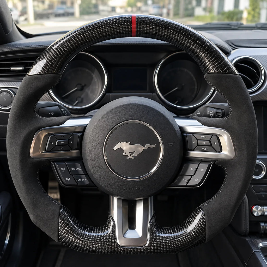 Volant carbone et alcantara monté dans une Mustang S550, vu depuis le siège conducteur
