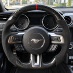 Volant carbone et alcantara monté dans une Mustang S550, vu depuis le siège conducteur