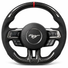 Volant carbone Ford Mustang S550 en forme sportive : bas aplati et prise plus épaisse