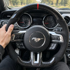 Main posée sur la prise, jonction entre le carbone et le côté en alcantara, modèle Mustang S550