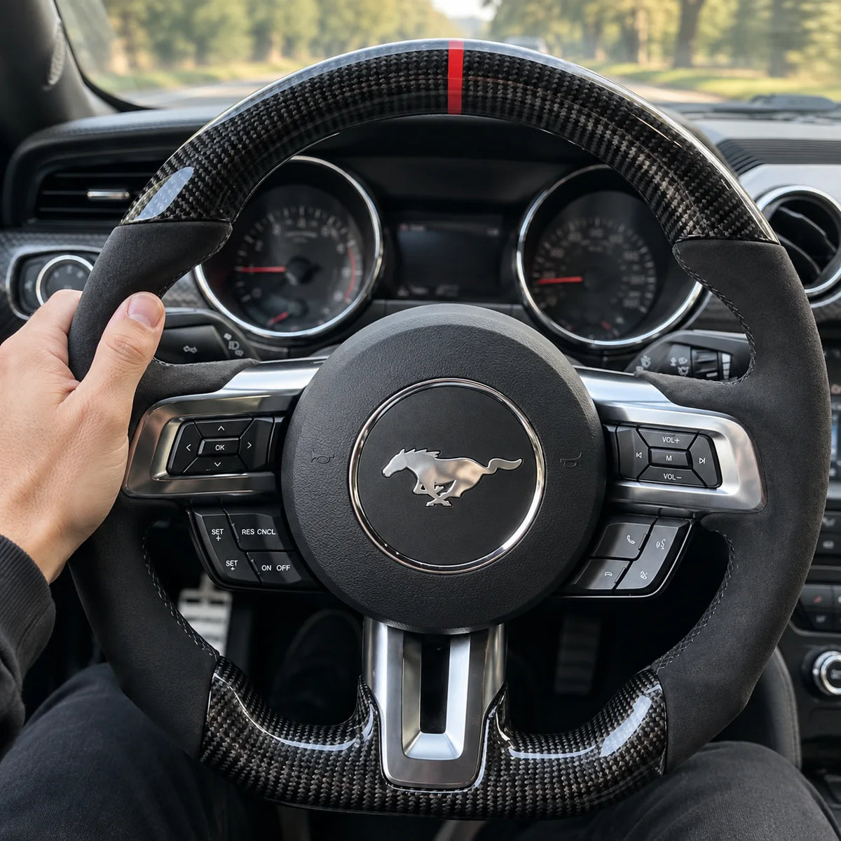Main posée sur la prise, jonction entre le carbone et le côté en alcantara, modèle Mustang S550