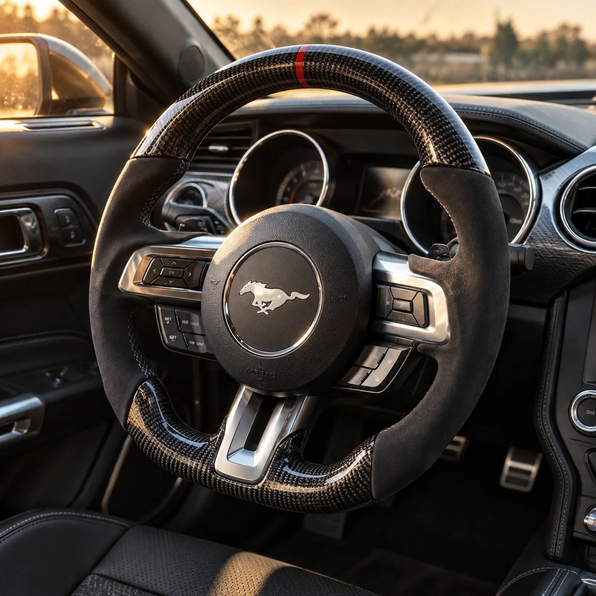 Mustang S550 : volant monté vu depuis le siège passager, bas plat et carbone brillant