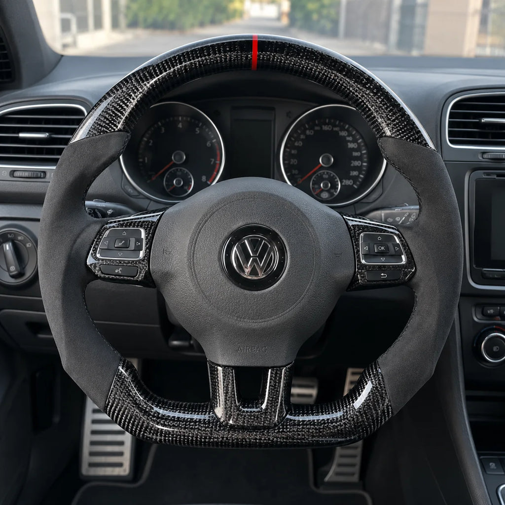 Volant carbone et alcantara monté dans une Golf 6 GTI, vu depuis le siège conducteur