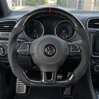 Volant carbone et alcantara monté dans une Golf 6 GTI, vu depuis le siège conducteur