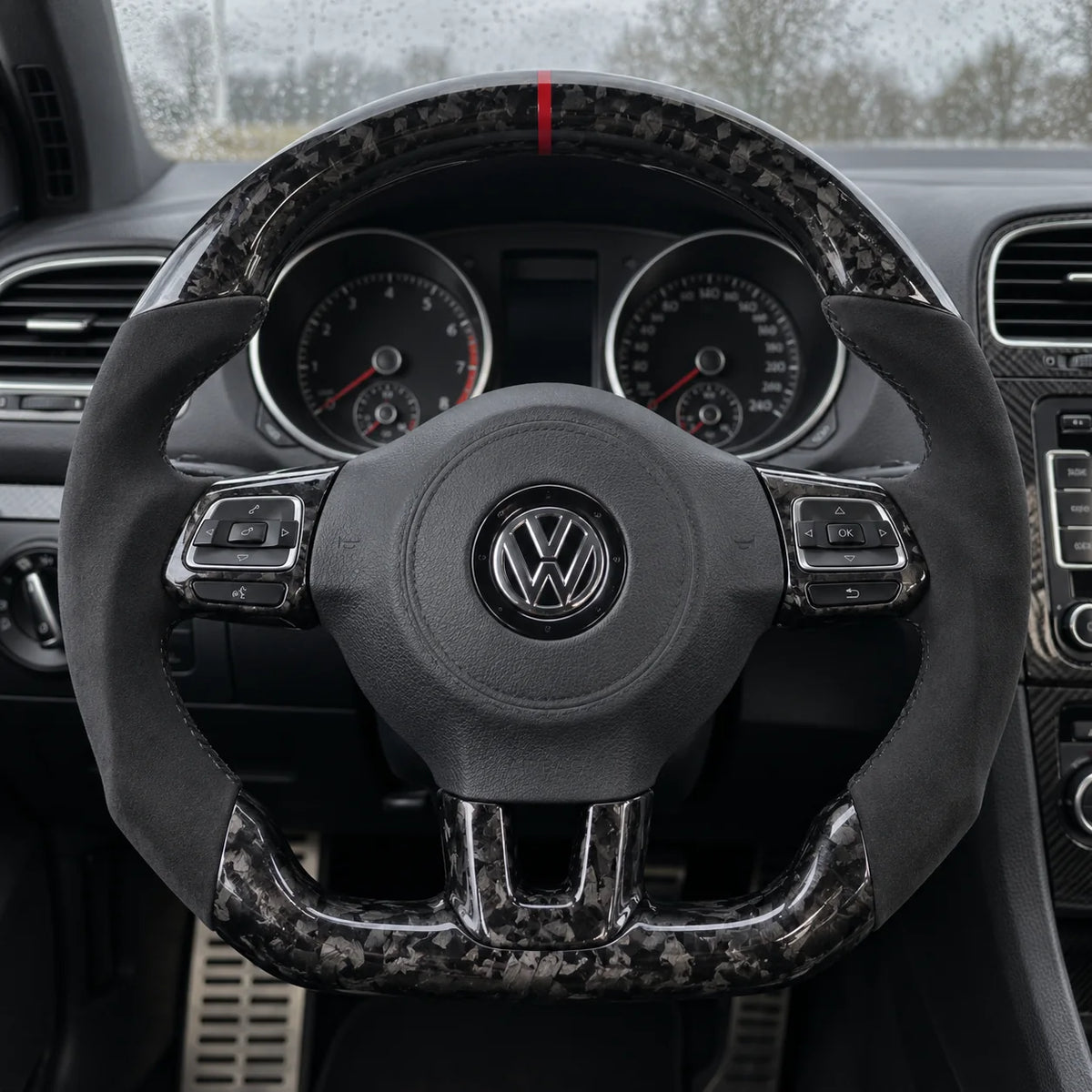 Option carbone forgé : aspect marbré à la place du tissage régulier, Golf 6 GTI