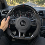 Main posée sur la prise, jonction entre le carbone et le côté en alcantara, modèle Golf 6 GTI