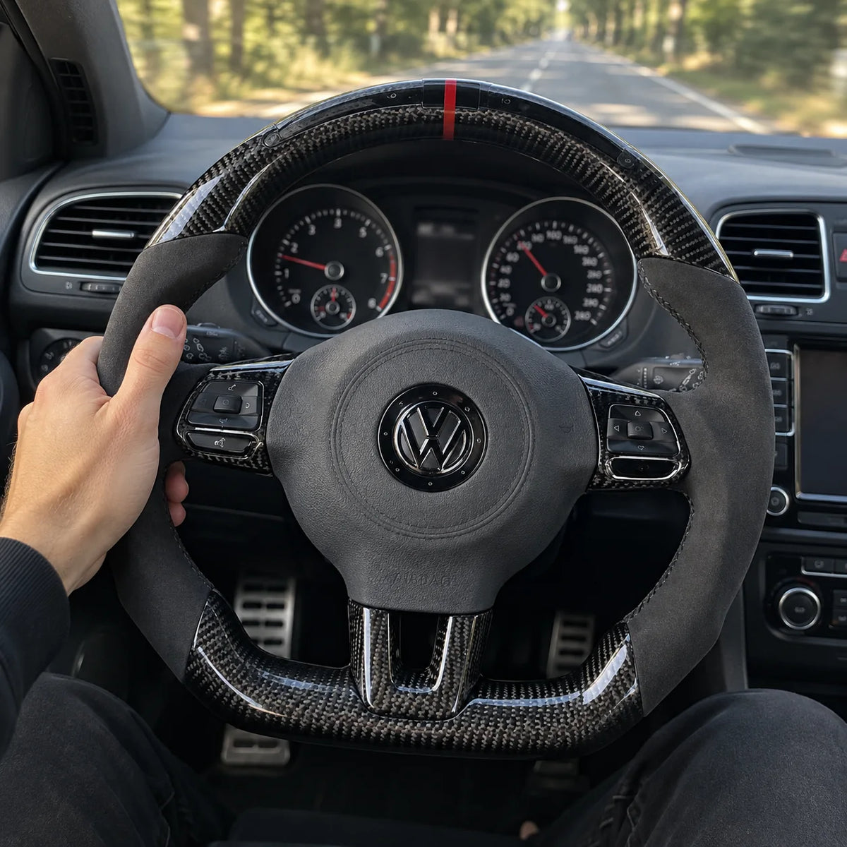 Main posée sur la prise, jonction entre le carbone et le côté en alcantara, modèle Golf 6 GTI