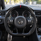 Volant carbone et alcantara monté dans une Golf 7 GTI, vu depuis le siège conducteur