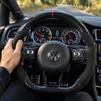 Main posée sur la prise, jonction entre le carbone et le côté en alcantara, modèle Golf 7 GTI