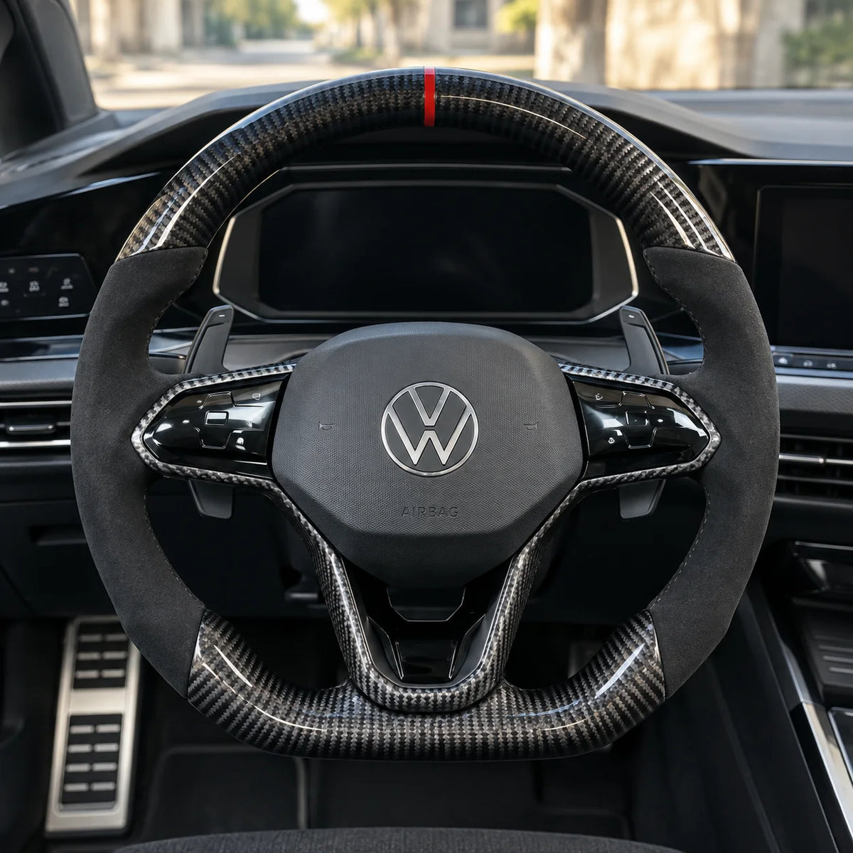 Volant carbone et alcantara monté dans une Golf 8 GTI, vu depuis le siège conducteur