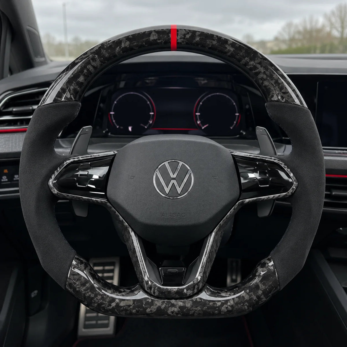 Option carbone forgé : aspect marbré à la place du tissage régulier, modèle Golf 8 GTI