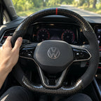 Main posée sur la prise, jonction entre le carbone et le côté en alcantara, Golf 8 GTI
