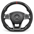 Volant carbone pour Mercedes Classe A W176 et Classe C W205 vu de face, côtés en alcantara noir, repère rouge au sommet