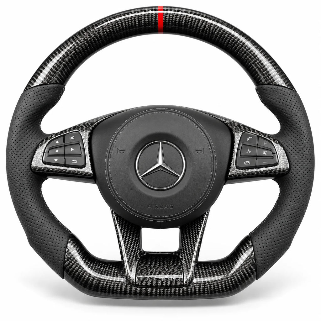 Version cuir perforé noir du même volant, haut et bas en carbone brillant, modèle Mercedes A45 AMG