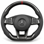 Version cuir perforé noir du même volant, haut et bas en carbone brillant, modèle Mercedes A45 AMG