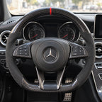 Volant carbone et alcantara monté dans une Mercedes A45 AMG, vu depuis le siège conducteur