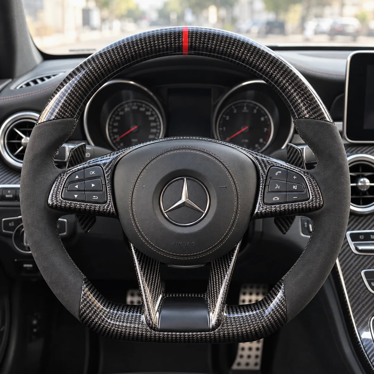 Volant carbone et alcantara monté dans une Mercedes A45 AMG, vu depuis le siège conducteur