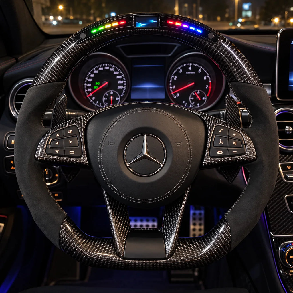 Option affichage LED intégrée au sommet de la couronne en carbone, modèle Mercedes A45 AMG
