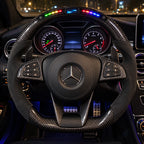 Option affichage LED intégrée au sommet de la couronne en carbone, modèle Mercedes A45 AMG