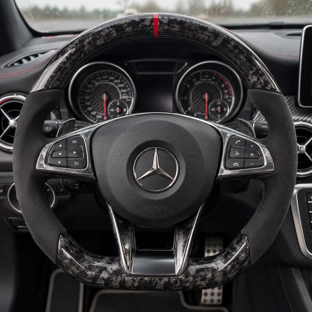Option carbone forgé : aspect marbré à la place du tissage régulier, modèle Mercedes A45 AMG