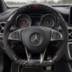 Option carbone forgé : aspect marbré à la place du tissage régulier, modèle Mercedes A45 AMG