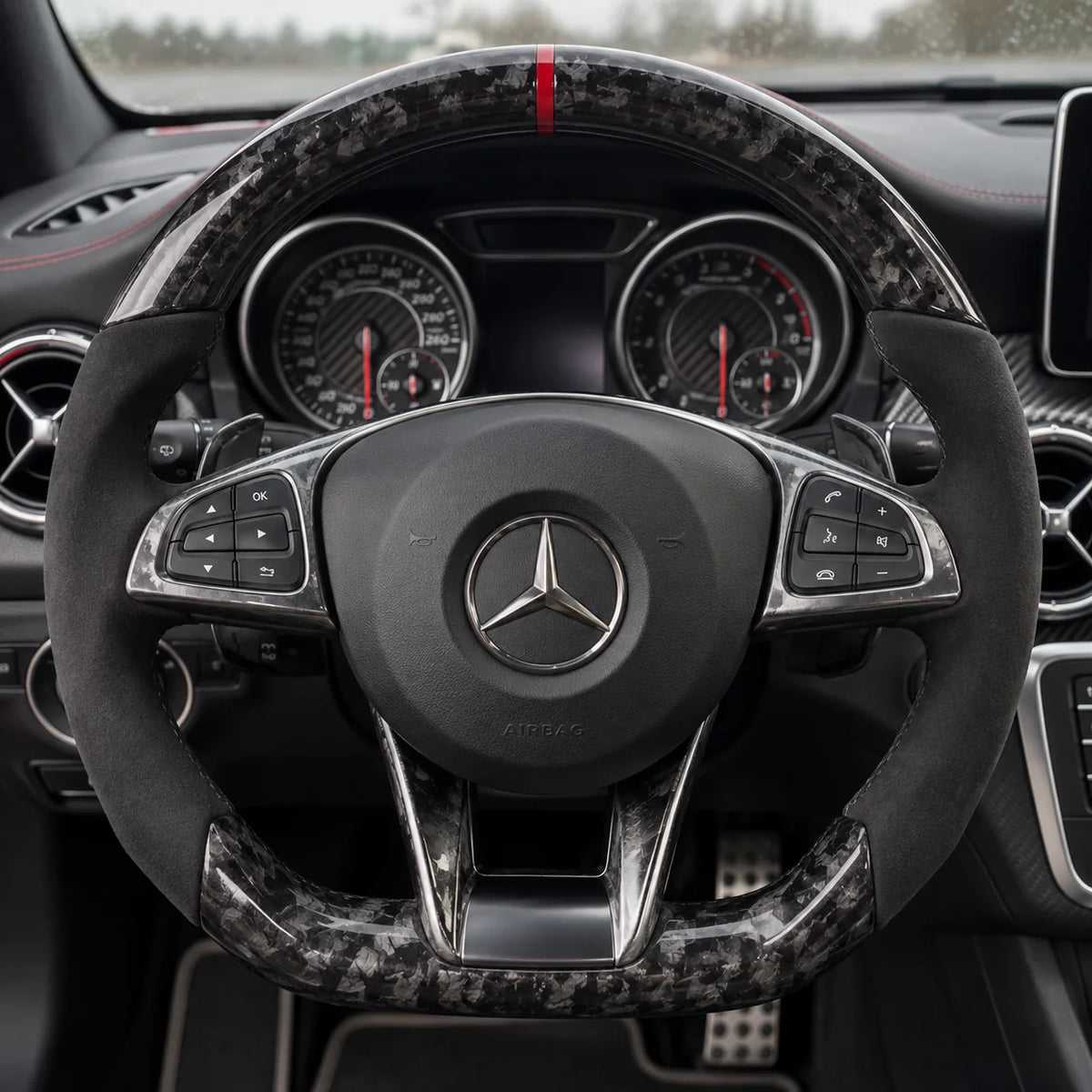 Option carbone forgé : aspect marbré à la place du tissage régulier, modèle Mercedes A45 AMG