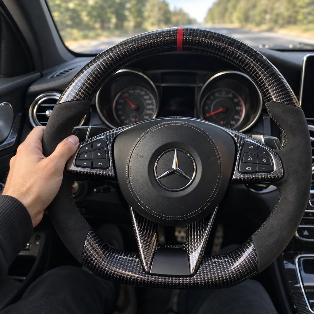 Main posée sur la prise, jonction entre le carbone et le côté en alcantara, Mercedes A45 AMG