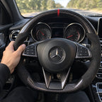 Main posée sur la prise, jonction entre le carbone et le côté en alcantara, Mercedes A45 AMG