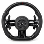 Version cuir perforé noir du même volant, haut et bas en carbone brillant, modèle Mercedes W206 (palettes au volant en option, non comprises)