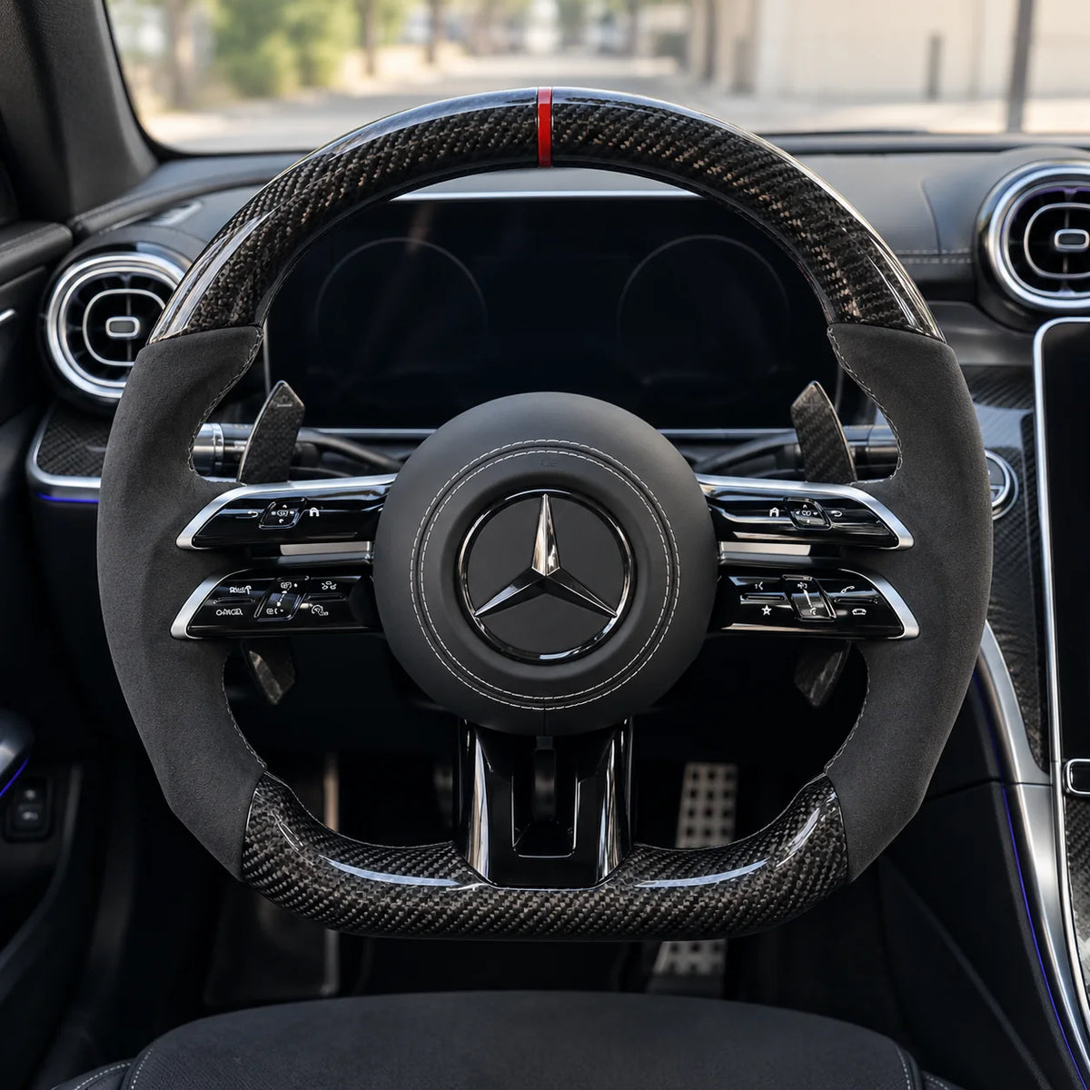 Volant carbone et alcantara monté dans une Mercedes W206, vu depuis le siège conducteur