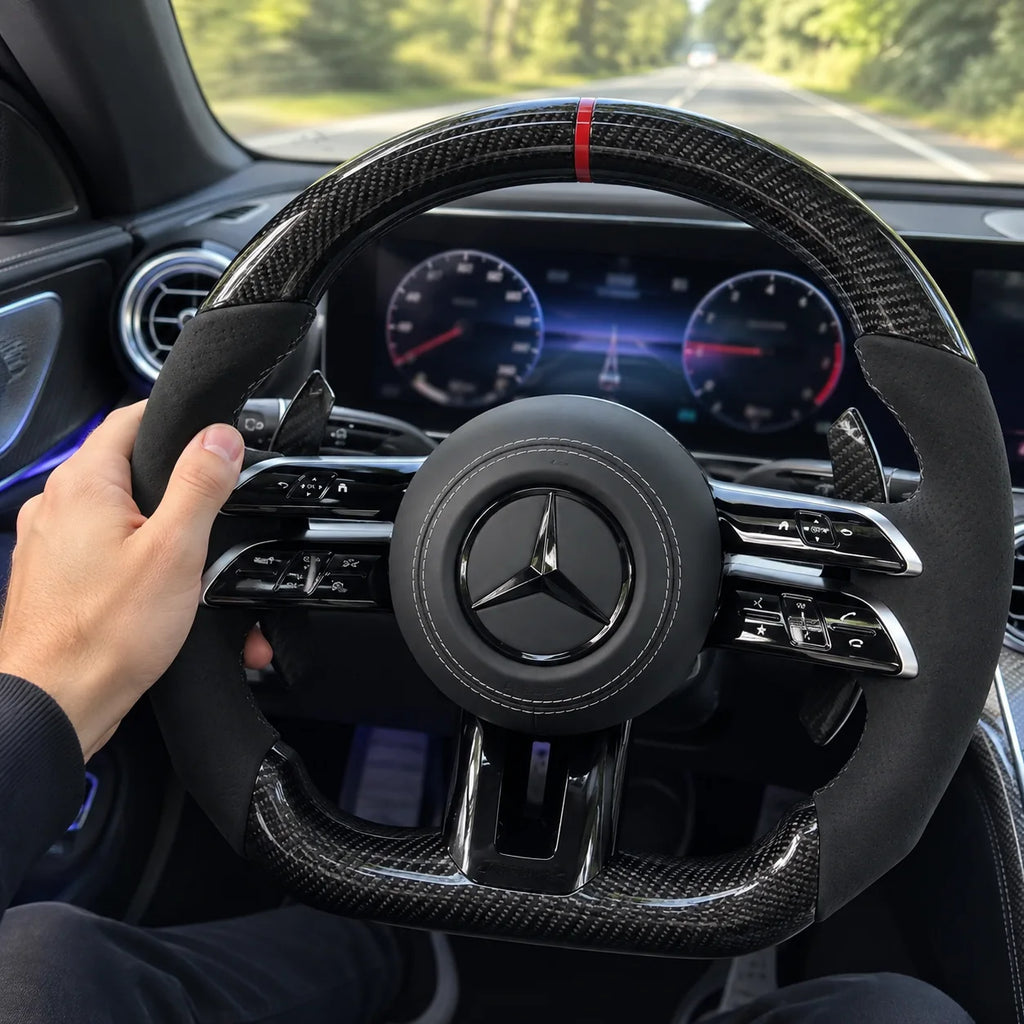 Main posée sur la prise, jonction entre le carbone et le côté en alcantara, Mercedes W206