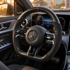 Mercedes W206 : volant monté vu depuis le siège passager, bas plat et carbone brillant