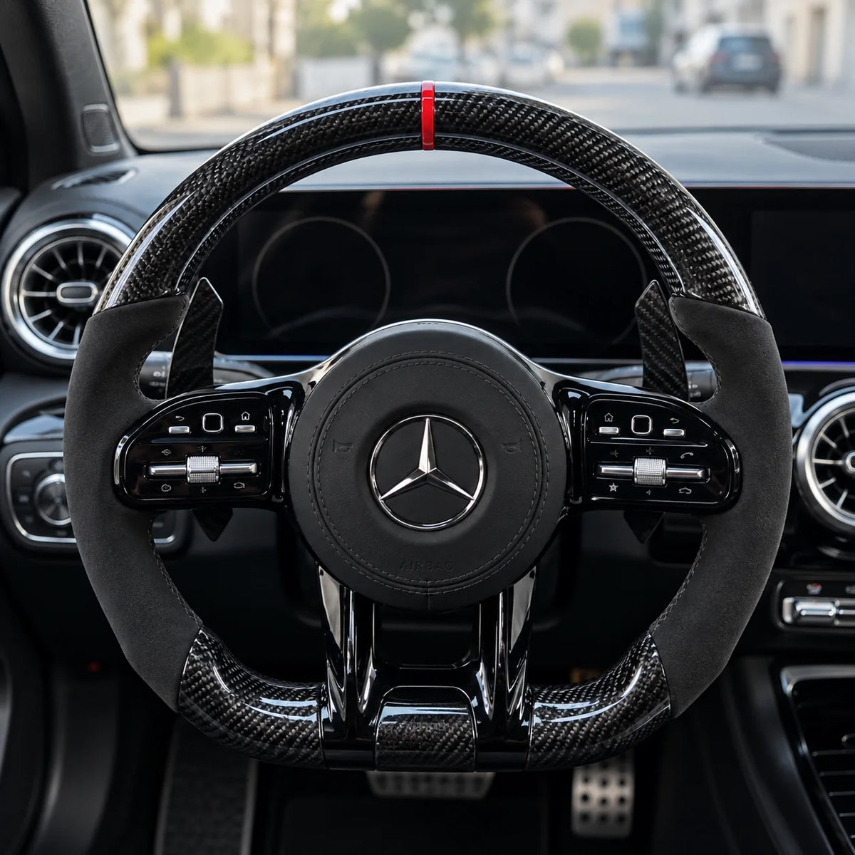 Volant carbone et alcantara monté dans une Mercedes W177, vu depuis le siège conducteur