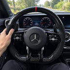 Main posée sur la prise, jonction entre le carbone et le côté en alcantara, modèle Mercedes W177