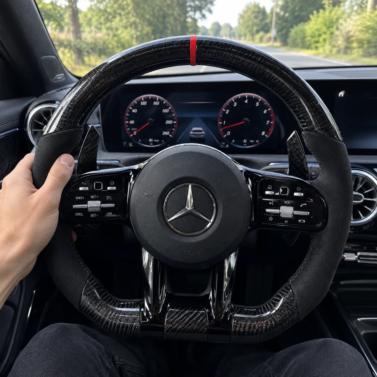 Main posée sur la prise, jonction entre le carbone et le côté en alcantara, modèle Mercedes W177