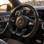 Mercedes W177 : volant monté vu depuis le siège passager, bas plat et carbone brillant