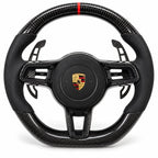Version cuir perforé noir du même volant, haut et bas en carbone brillant, modèle Porsche 911 (palettes au volant en option, non comprises)