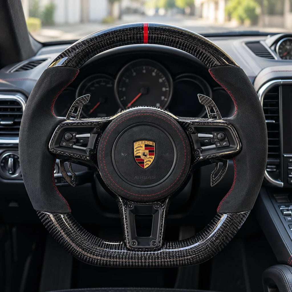 Volant carbone et alcantara monté dans une Porsche 911, vu depuis le siège conducteur