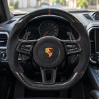 Volant carbone et alcantara monté dans une Porsche 911, vu depuis le siège conducteur