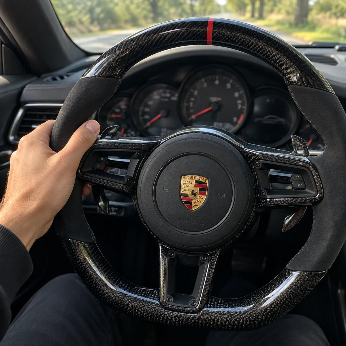 Main posée sur la prise, jonction entre le carbone et le côté en alcantara, Porsche 911